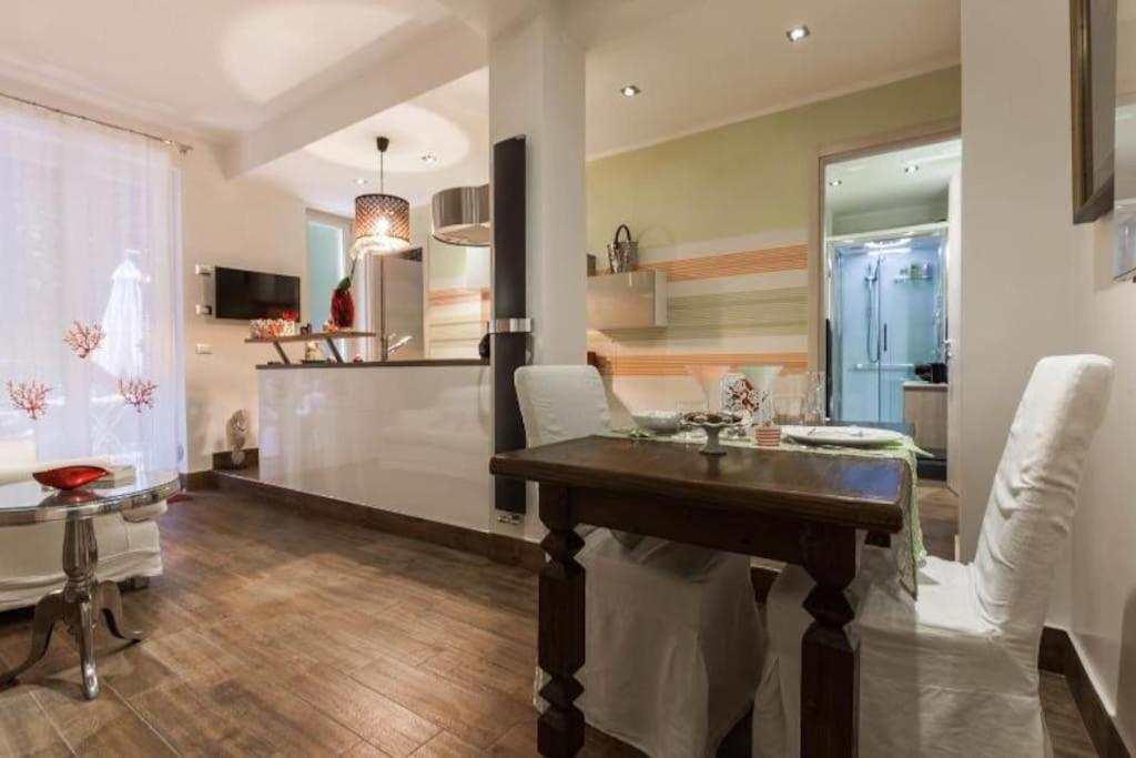 Lily'S - Near Harbor And Downtown With Terrace - Italy Flat Vacation Apartment Genoa Bagian luar foto
