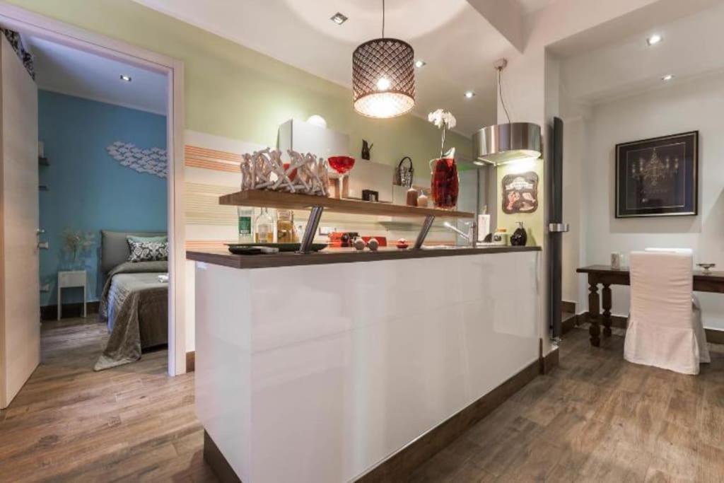 Lily'S - Near Harbor And Downtown With Terrace - Italy Flat Vacation Apartment Genoa Bagian luar foto